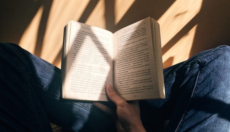 شخص يقرأ كتاب مفتوح