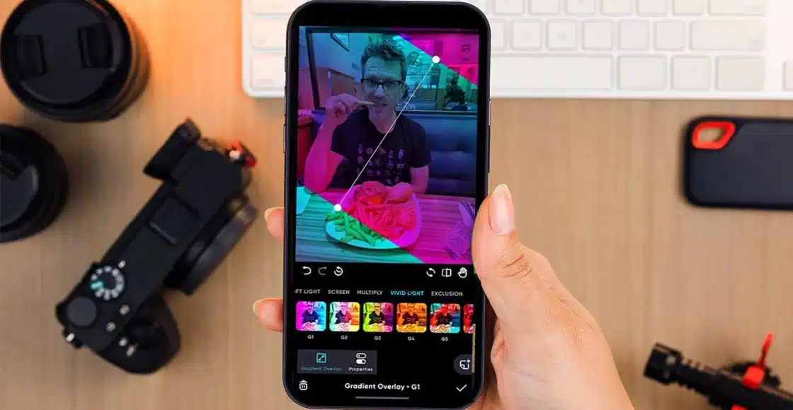 شخص يقوم بتعديل فيديو على الجوال