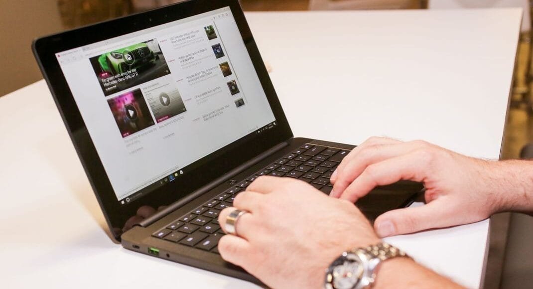 شخص يفحص اللابتوب